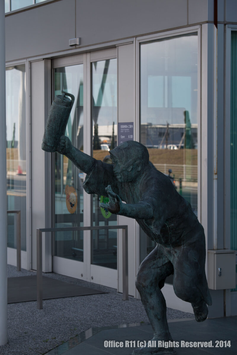 空港玄関にはこんな銅像も