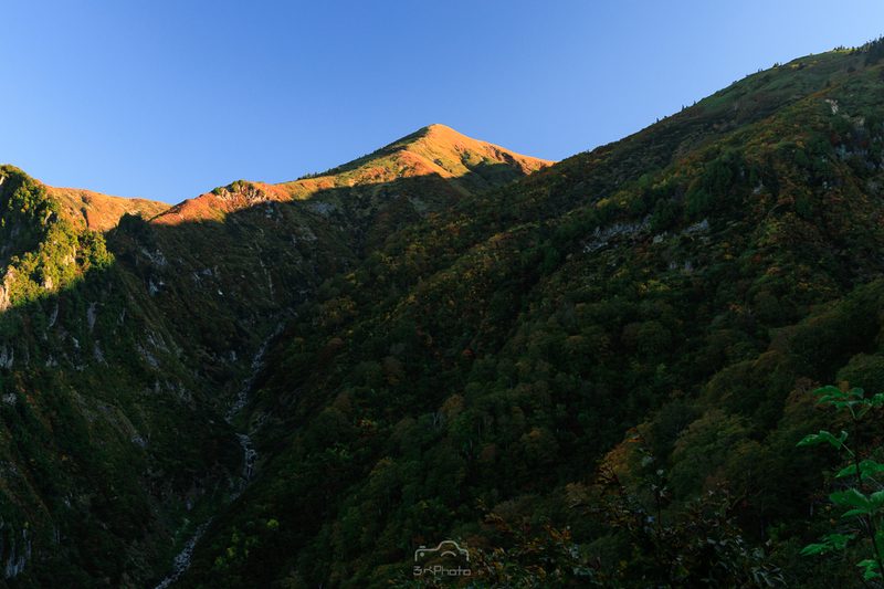 井戸尾根コース五合目を越えたところから見えた割引岳の写真