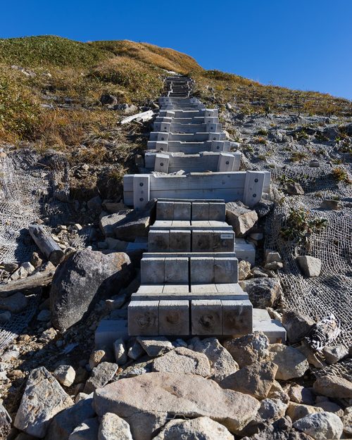 井戸尾根コースの七合目を越え、登山道が階段になった写真
